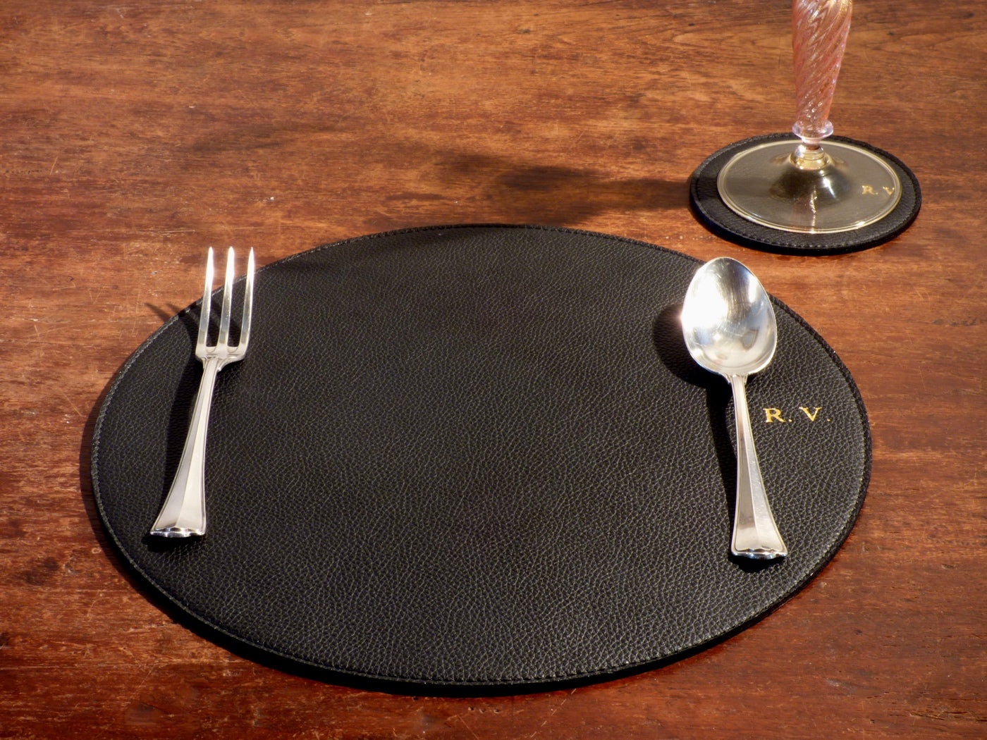 Delento Set di 6 tovagliette lavabili in pelle, rotonde su entrambi i lati, antiscivolo, lavabili in similpelle (rosso e grigio Delento Set di 6 tovagliette lavabili in pelle, rotonde su entrambi i lati, antiscivolo, lavabili in similpelle (rosso e grigio